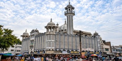 Hindistan'da Müslümanlara polis saldırısı: Tarihi caminin bir bölümü gözyaşları içinde yıkıldı
