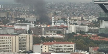 Ankara'da kentsel dönüşüm nedeniyle yıkılan dükkanda çıkan yangın metruk binaya sıçradı