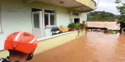 Sakarya'da selde mahsur kalan 4 kişi kurtarıldı