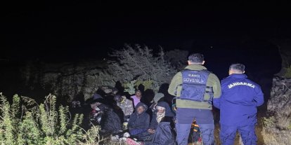 İzmir'de 25 düzensiz göçmen yakalandı