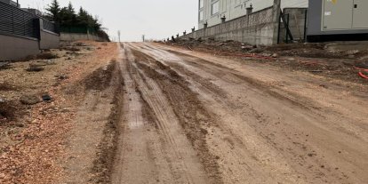 Yıllardır yapılmayan yol mahalle sakinlerini mağdur ediyor
