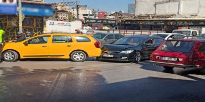 İzmir'de maddi hasarlı kaza