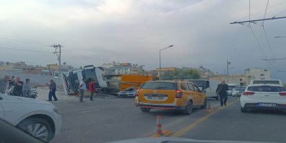 Şanlıurfa'da hafriyat kamyonu park halindeki otomobilin üzerine devrildi