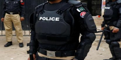 Pakistan'da 5 yetkili öldürüldü