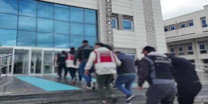 Çanakkale merkezli göçmen kaçakçılığı operasyonunda 15 şüpheli tutuklandı