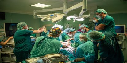 Henüz doğmamış 2 çocuk anne karnında ameliyat edildi