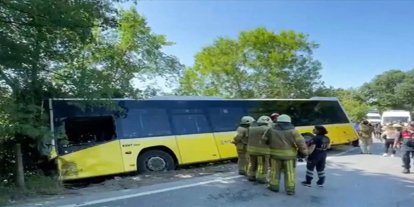 Maltepe’de yol çöktü, İETT otobüsü mahsur kaldı