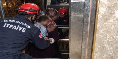 Batman'da asansörde mahsur kalan kadın ve çocuk kurtarıldı