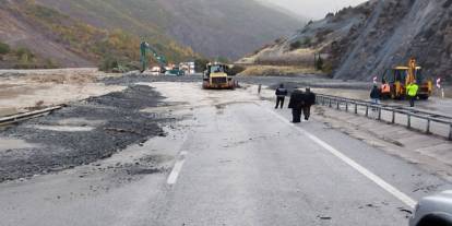 Erzincan-Erzurum kara yolu heyelan nedeniyle ulaşıma kapandı