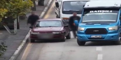 Direksiyonu yolcuya bırakıp yaya numarası yaptı, 80 bin lira ceza yedi
