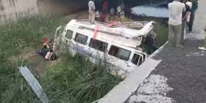 Hindistan'da otobüs kanala düştü: 7 ölü, 9 yaralı