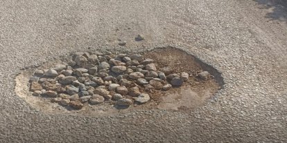 Menderes’te bozuk yollar vatandaşların tepkisini çekiyor