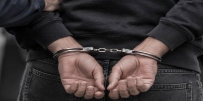 İzmir’de kesinleşmiş hapis cezasıyla aranan 2 kişi yakalandı