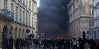 Fransa'da protestolar şiddetlendi: Bin 200 kişi gözaltına alındı