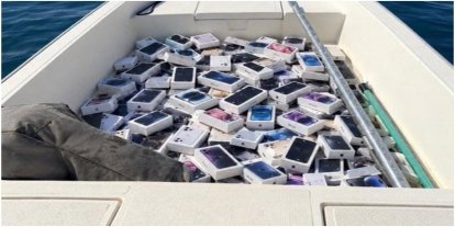 İranlı balıkçılar Hürmüz Boğazı’nda iPhone topluyor!