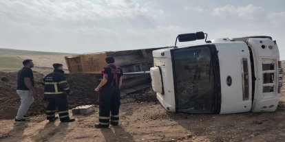 Batman'da toprak yüklü tır yoldan çıkarak yan yattı