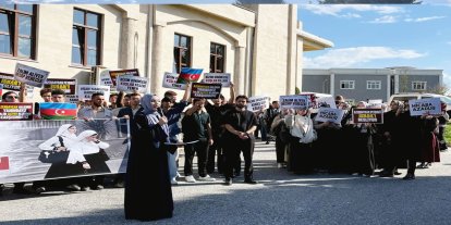 Sakarya Üniversitesi öğrencilerinden Azerbaycan'daki başörtüsü yasağı protestosu