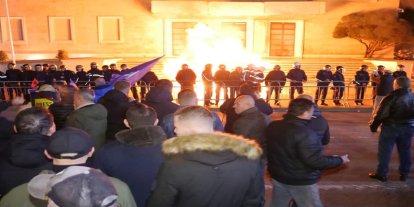 Arnavutluk’taki protestolarda tansiyon yükseldi: Başbakanlık önünde yastıklar ateşe verildi