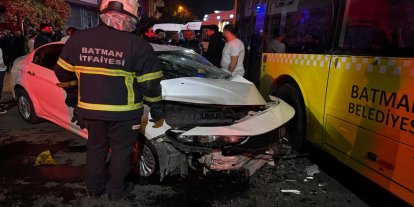 Batman'da otomobil belediye otobüsüne çarptı: 2 yaralı