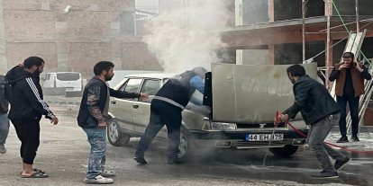 Malatya'da yanan araç zabıta ekiplerinin müdahalesiyle söndürüldü