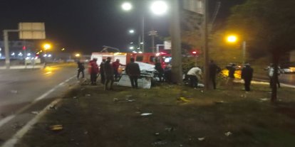 Yakıt tankeri ile otomobil çarpıştı: 2 ölü, 3 yaralı