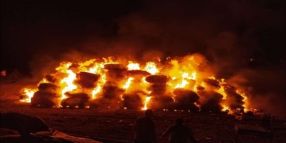 Yozgat'ta düşen yıldırım tonlarca saman balyasını küle çevirdi