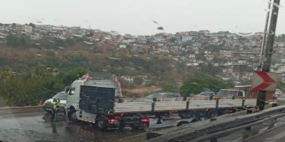 İzmir Yeşildere Caddesi’nde tır ters döndü