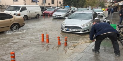 Konya'da sağanak yağış sonrası cadde ve sokaklarda su birikintileri oluştu