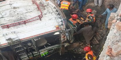 Pakistan’da otobüs şarampole yuvarlandı: 5 ölü, 27 yaralı