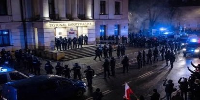 Polonya'da siyasi kriz: Polis, Başbakan Tusk'un emriyle Anayasa Mahkemesi'ni bastı