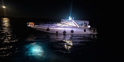 Muğla'da kayalıklara çarpan teknedeki 2 kişi kurtarıldı
