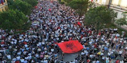 Arnavutluk'ta öğrenci protestoları büyüyerek devam ediiyor