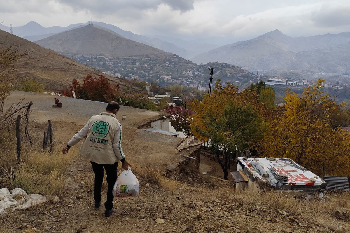 İhtiyaç sahiplerine Bitlis Umut Kervanı'ndan yardım eli