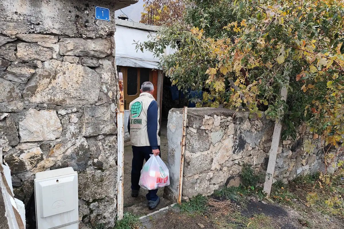 İhtiyaç sahiplerine Bitlis Umut Kervanı'ndan yardım eli