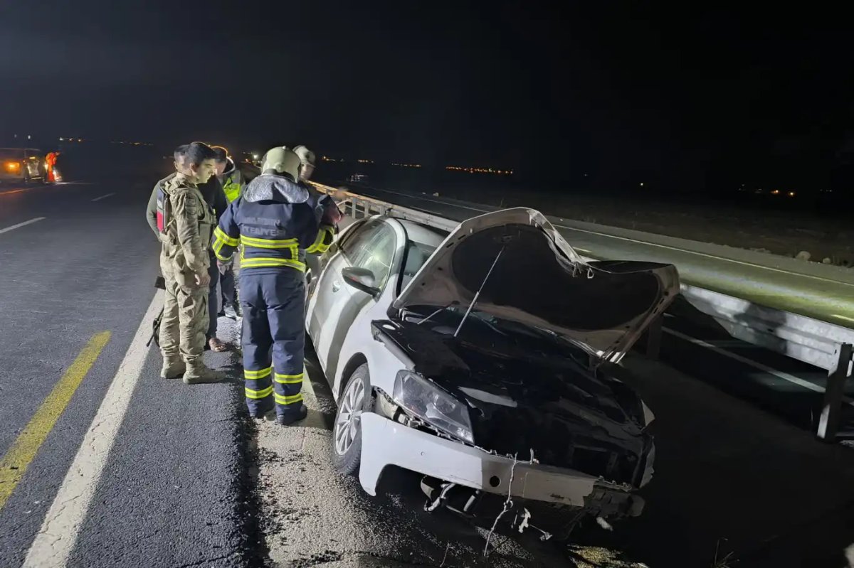 Yoldaki lastiği kaldırmak isteyen sürücüye otomobil çarptı