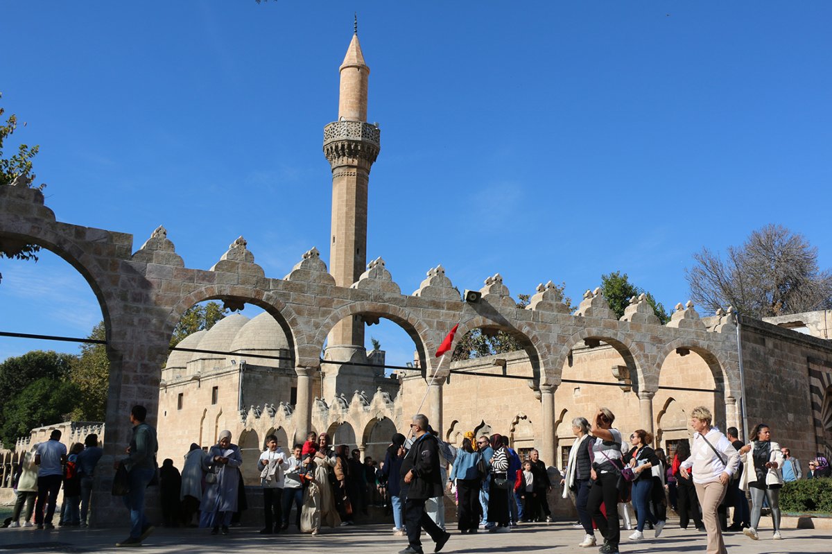 Şanlıurfa’nın tarihi mekânları ziyaretçi akınına uğradı