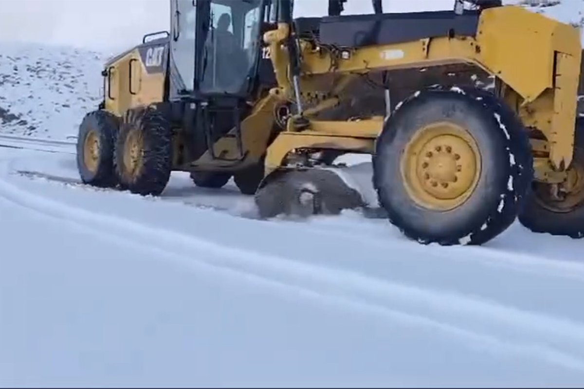 Şırnak'ta yağan kar köy yolunu ulaşıma kapattı