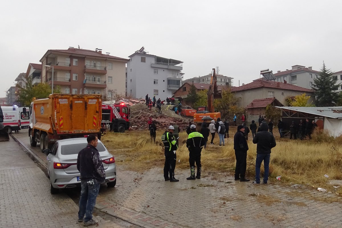 Çöken binanın enkazında kalan kepçe operatörü kurtarıldı