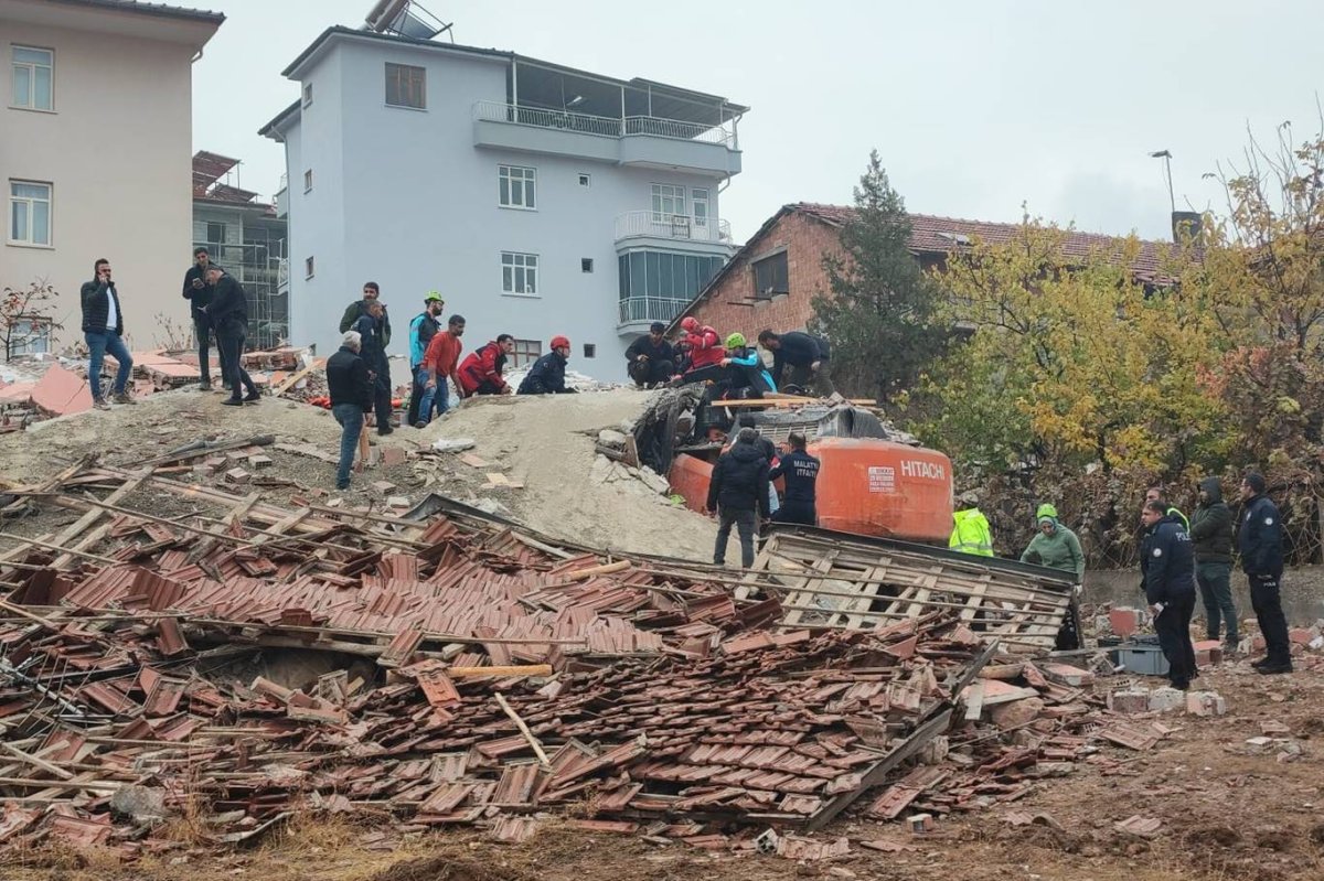 Malatya'da bir bina yıkım esnasında çöktü: Bir kişi enkaz altında