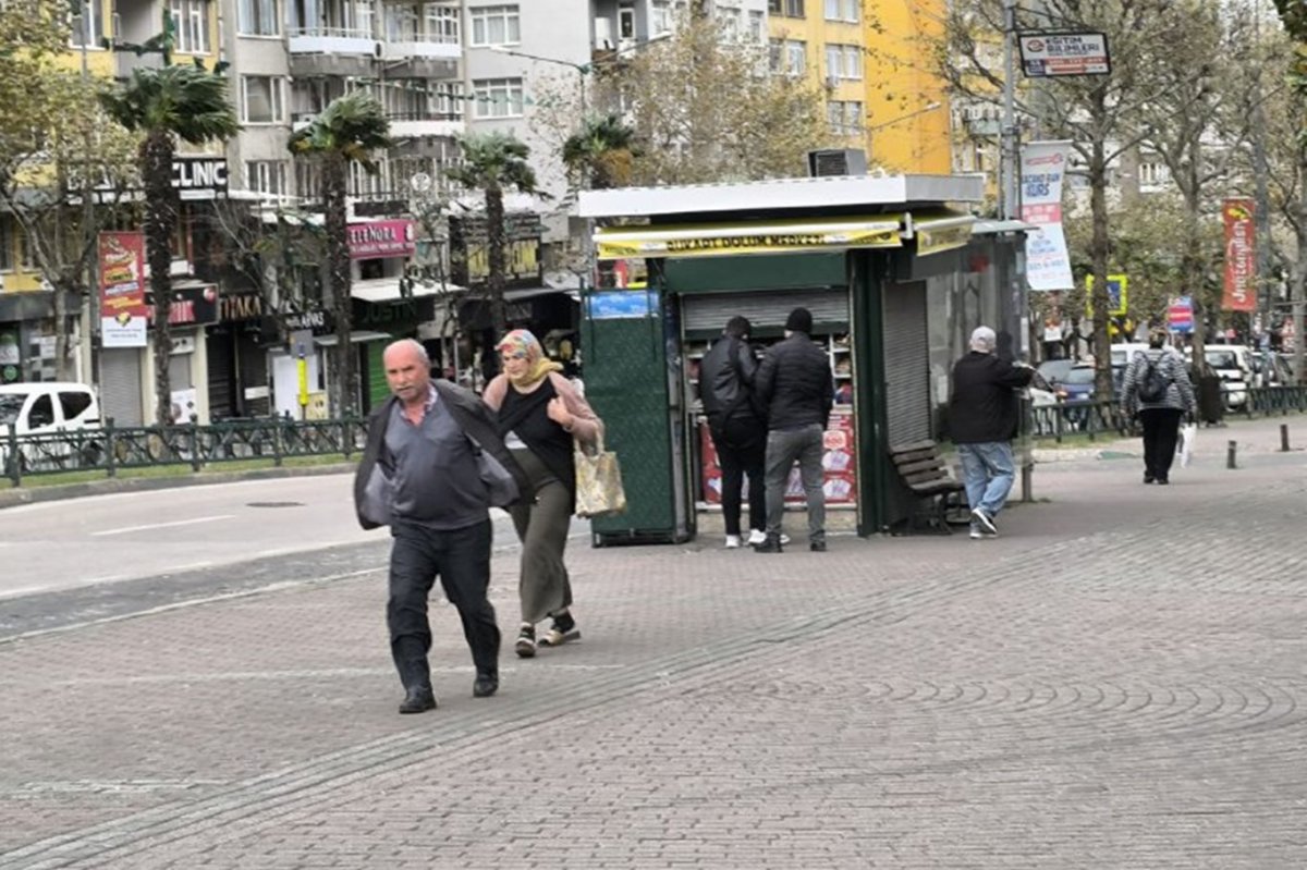 Bursa'da şiddetli fırtınada vatandaşlar ayakta durmakta zorlandı