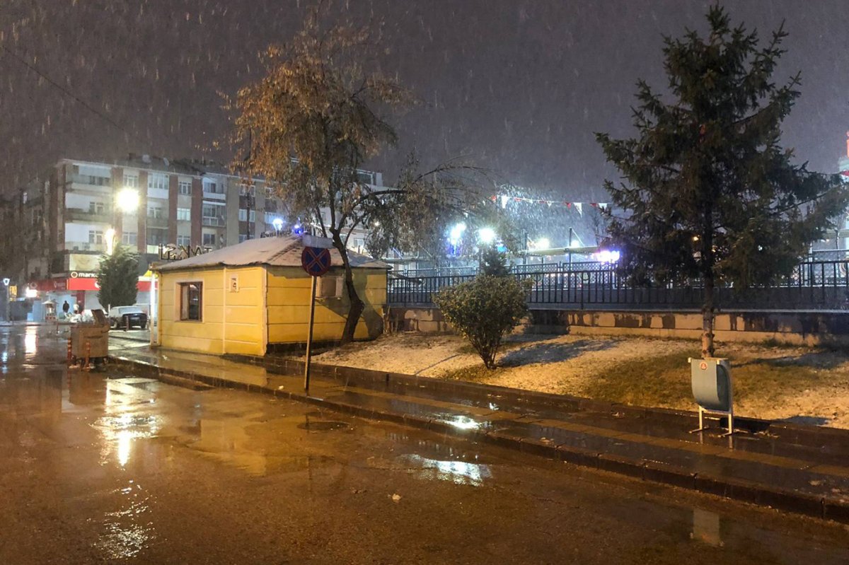 Ankara'ya mevsimin ilk karı yağdı