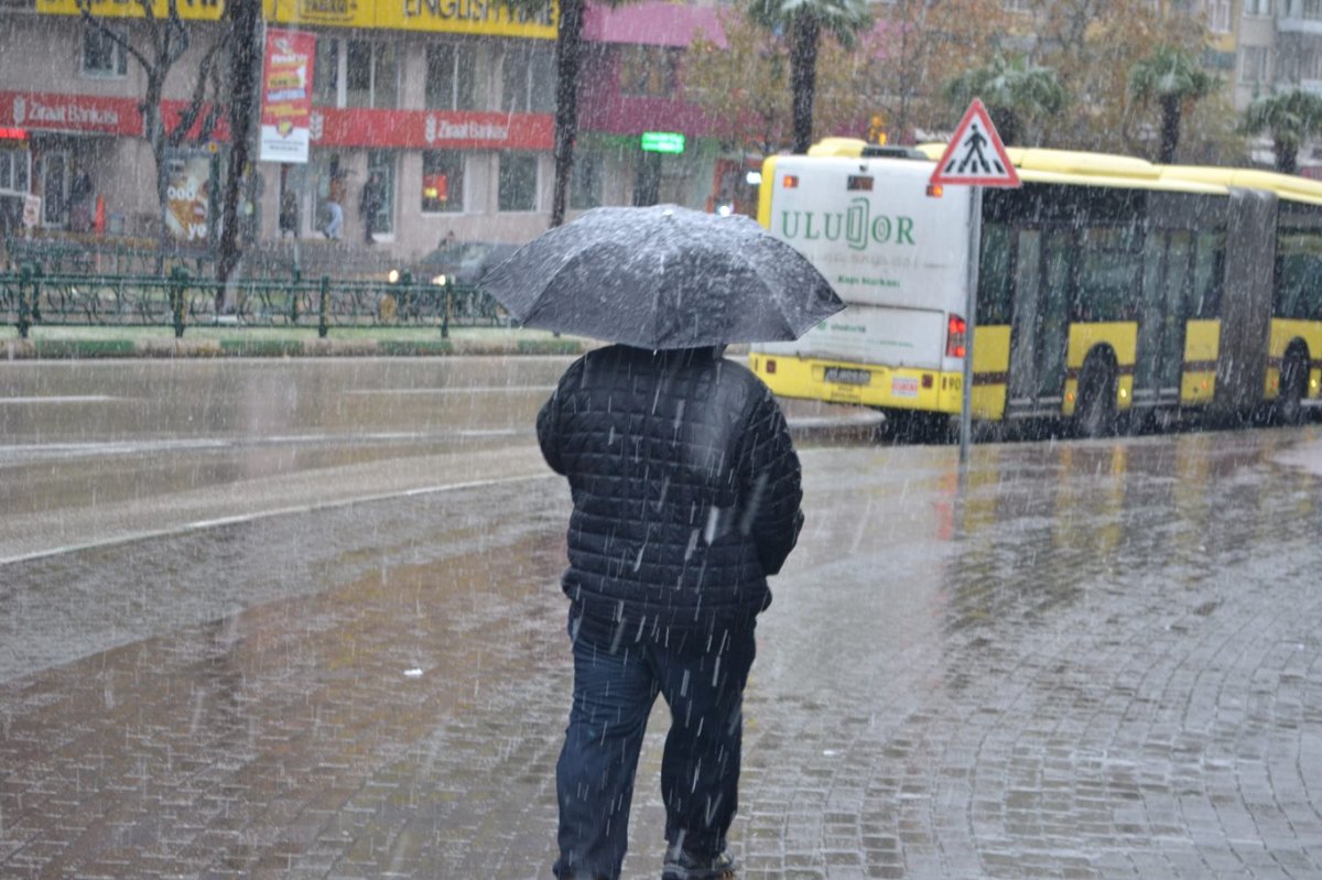 Bursa şehir merkezine mevsimin ilk karı düştü