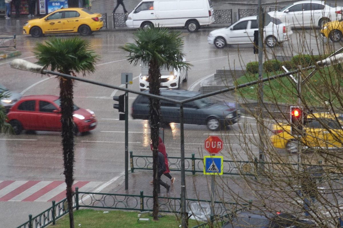 Bursa'da sağanak yağış etkili oluyor