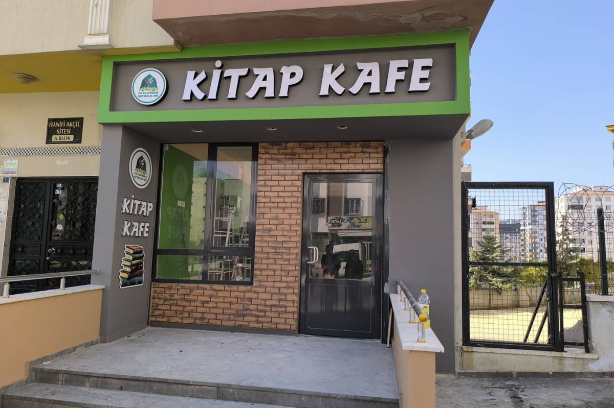 Gaziantep'te gençlerin manevi gelişimine destek verecek "Kitap Kafe" açıldı