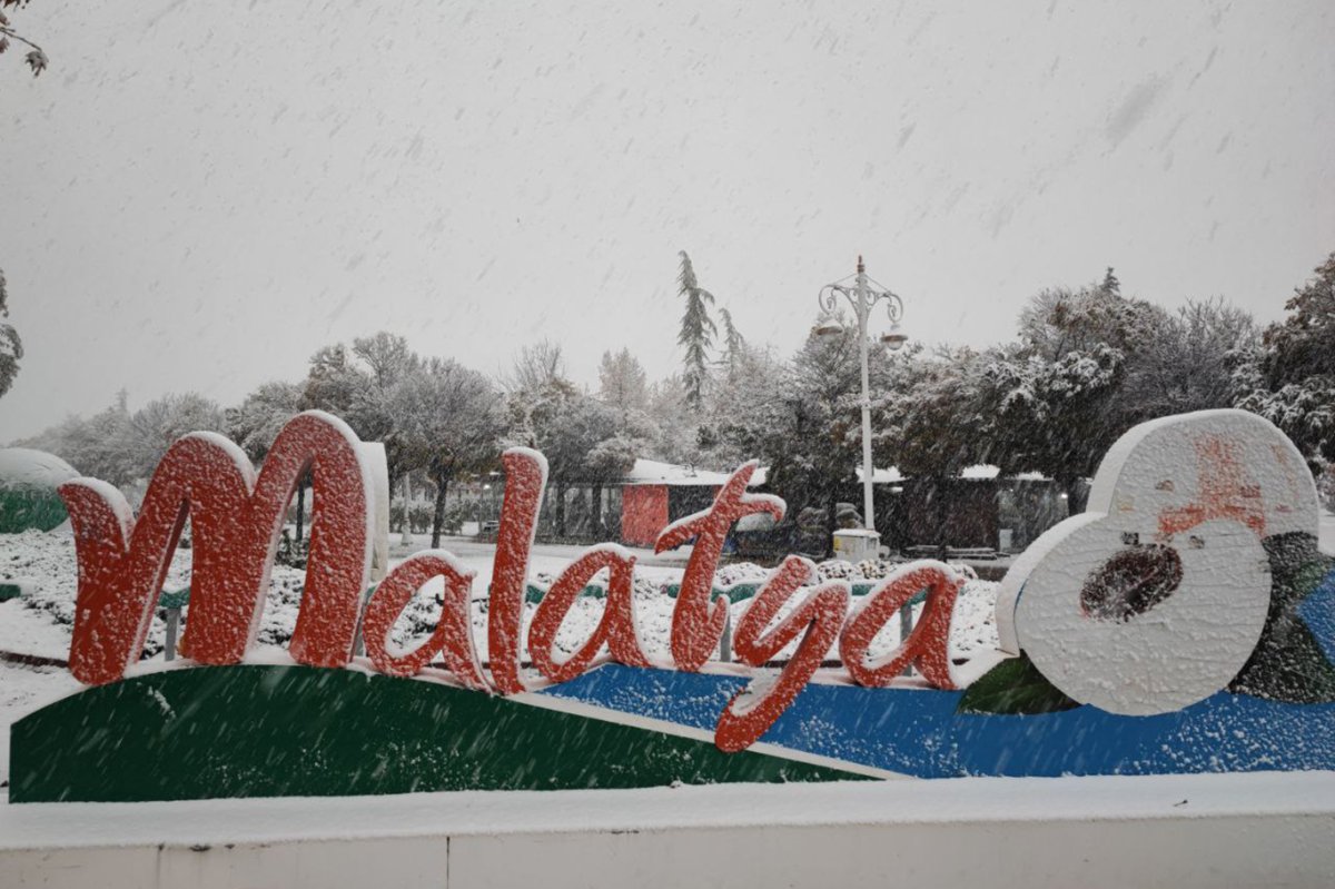 Malatya'da yoğun kar yağışı nedeniyle eğitime bir gün ara verildi