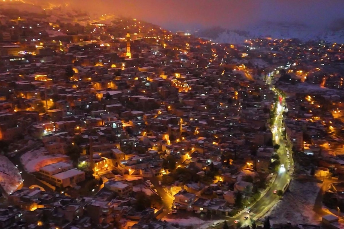 Kar yağışıyla beyaza bürünen Mardin havadan görüntülendi