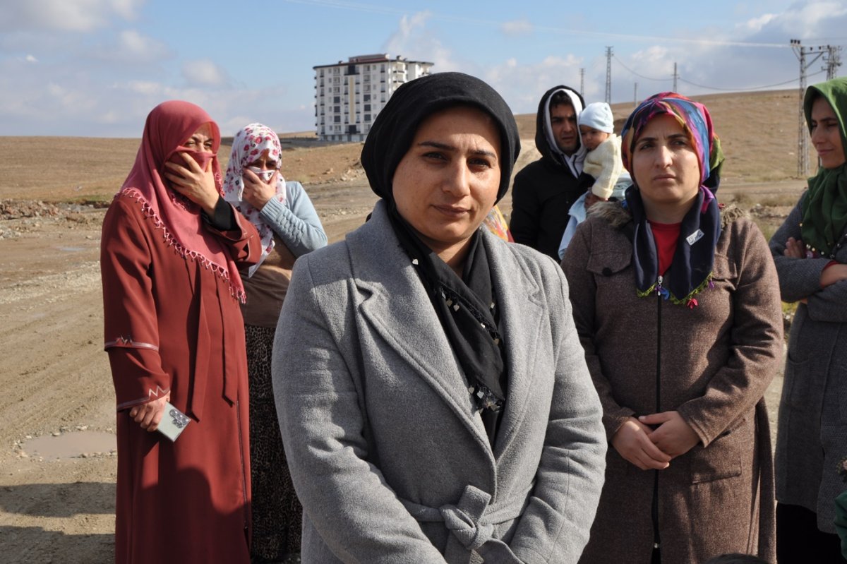 Mahalle sakinlerinden belediyeye çağrı: Yolumuz bir an önce yapılsın