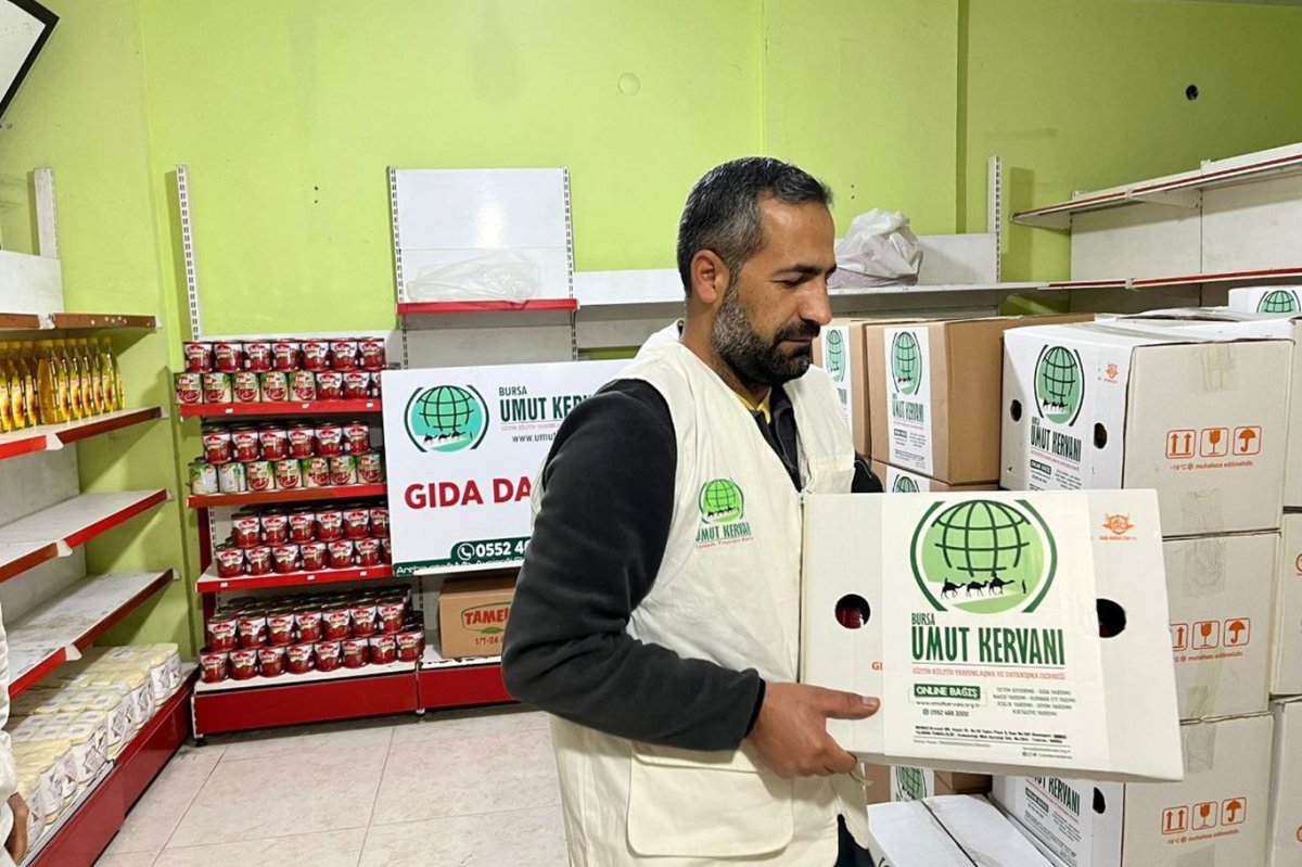 Umut Kervanı Bursa'da yüzlerce aileye gıda desteğinde bulundu