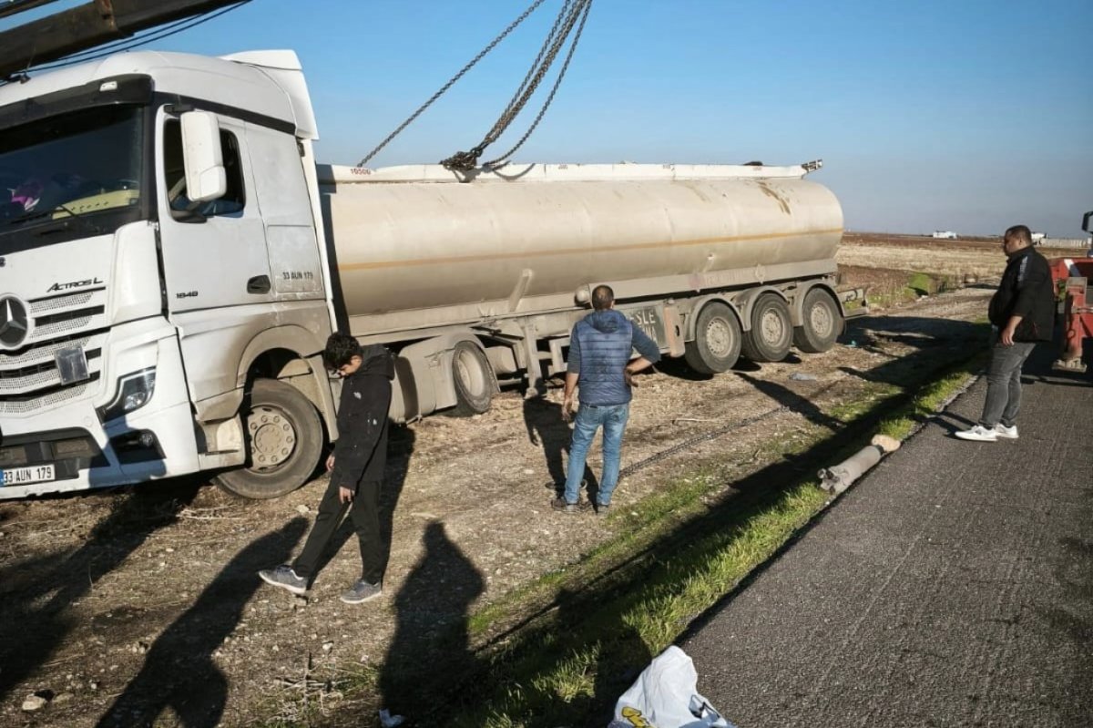 Mardin’de ham petrol yüklü tanker devrildi: 1 yaralı