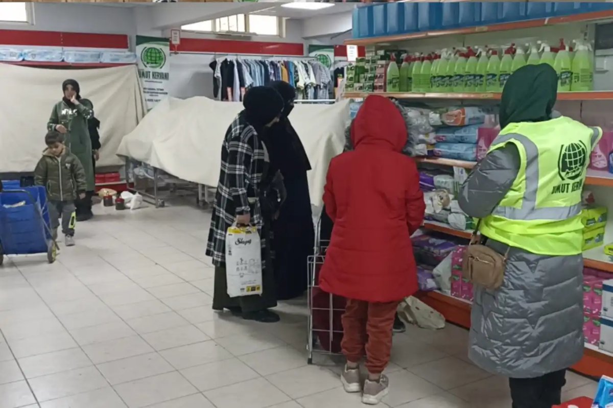 İhtiyaç sahibi ailelere Umut Market aracılığıyla gıda yardımı